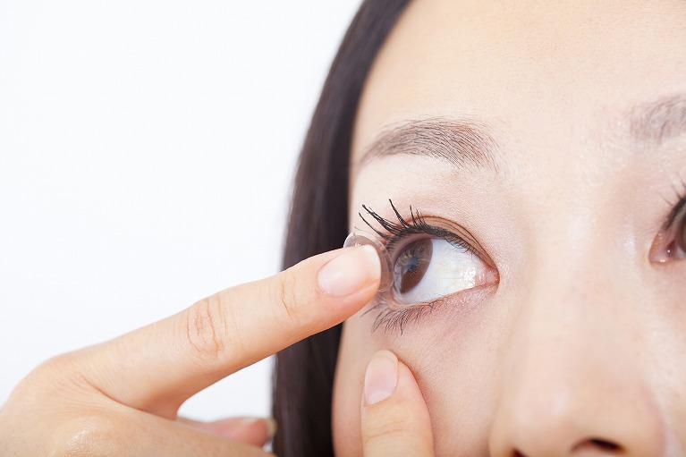 コンタクトの長期装用と眼瞼下垂の関係